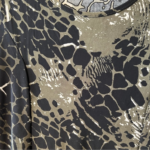 Studio 59 Olive Green & Black Animal Print s/s Peplum Top - Picture 3 of 9